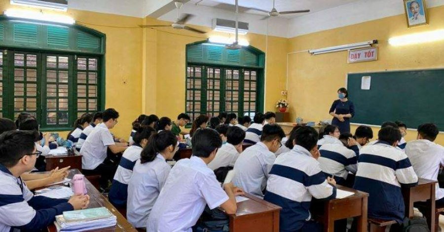 học sinh đi học